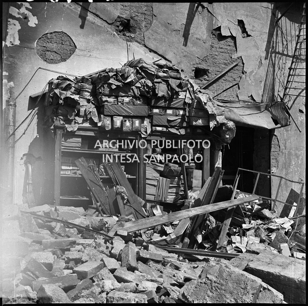 La sede della Plasmon, in via Archimede a Milano, distrutta dai bombardamenti