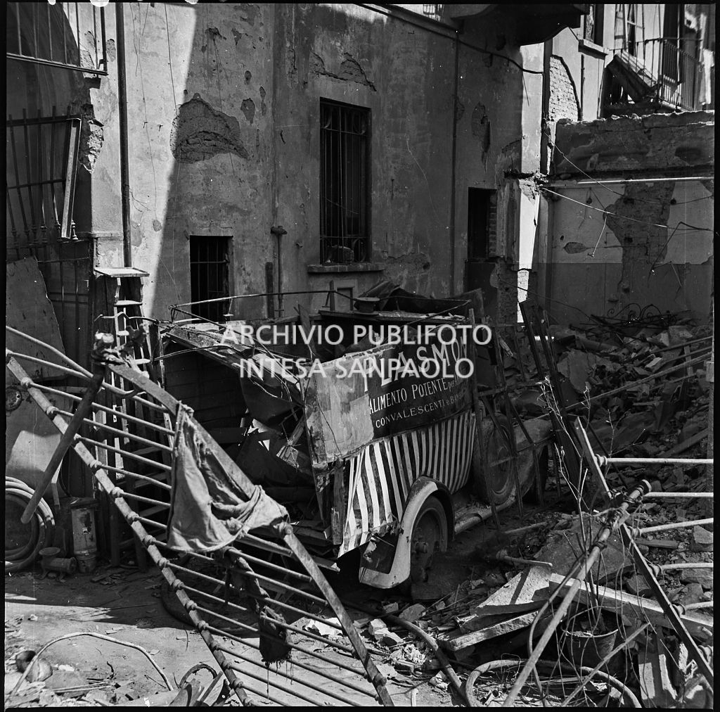 La sede della Plasmon, in via Archimede a Milano, distrutta dai bombardamenti