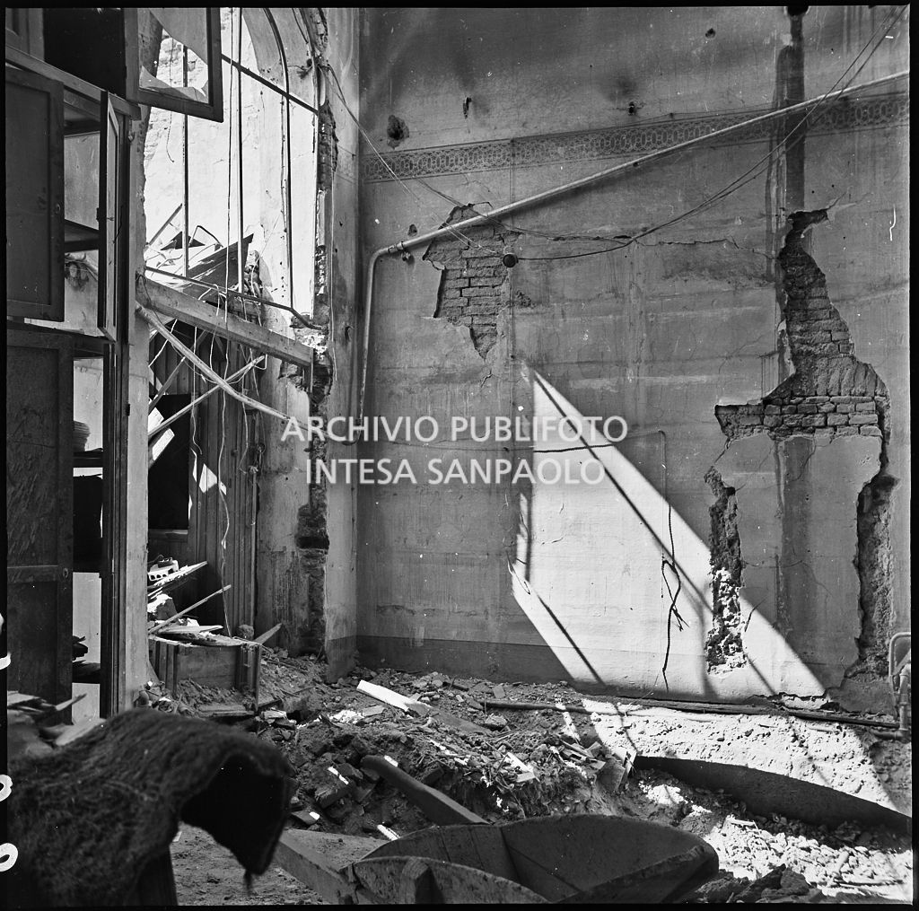 La sede della Plasmon, in via Archimede a Milano, distrutta dai bombardamenti