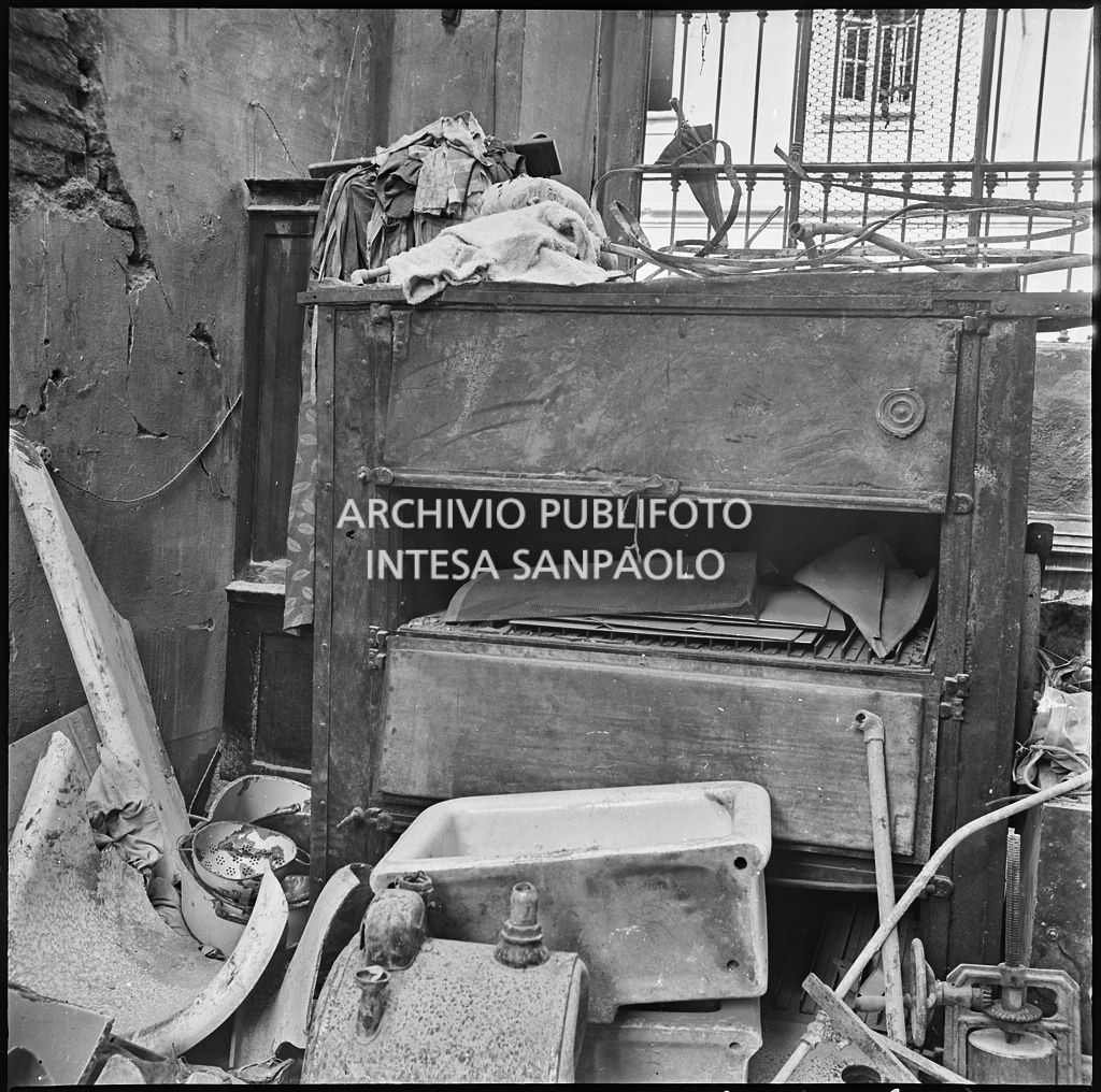 La sede della Plasmon, in via Archimede a Milano, distrutta dai bombardamenti