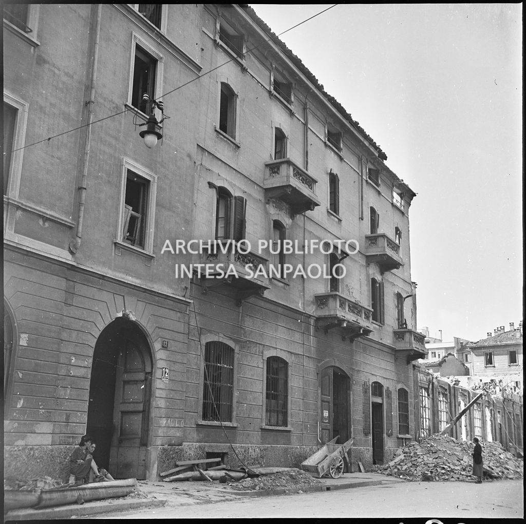 La sede della Plasmon, in via Archimede a Milano, distrutta dai bombardamenti
