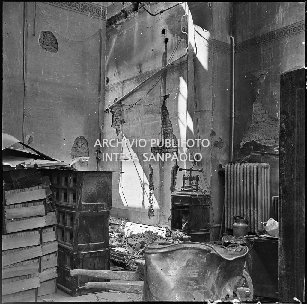 La sede della Plasmon, in via Archimede a Milano, distrutta dai bombardamenti