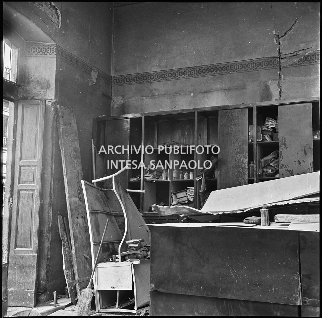La sede della Plasmon, in via Archimede a Milano, distrutta dai bombardamenti