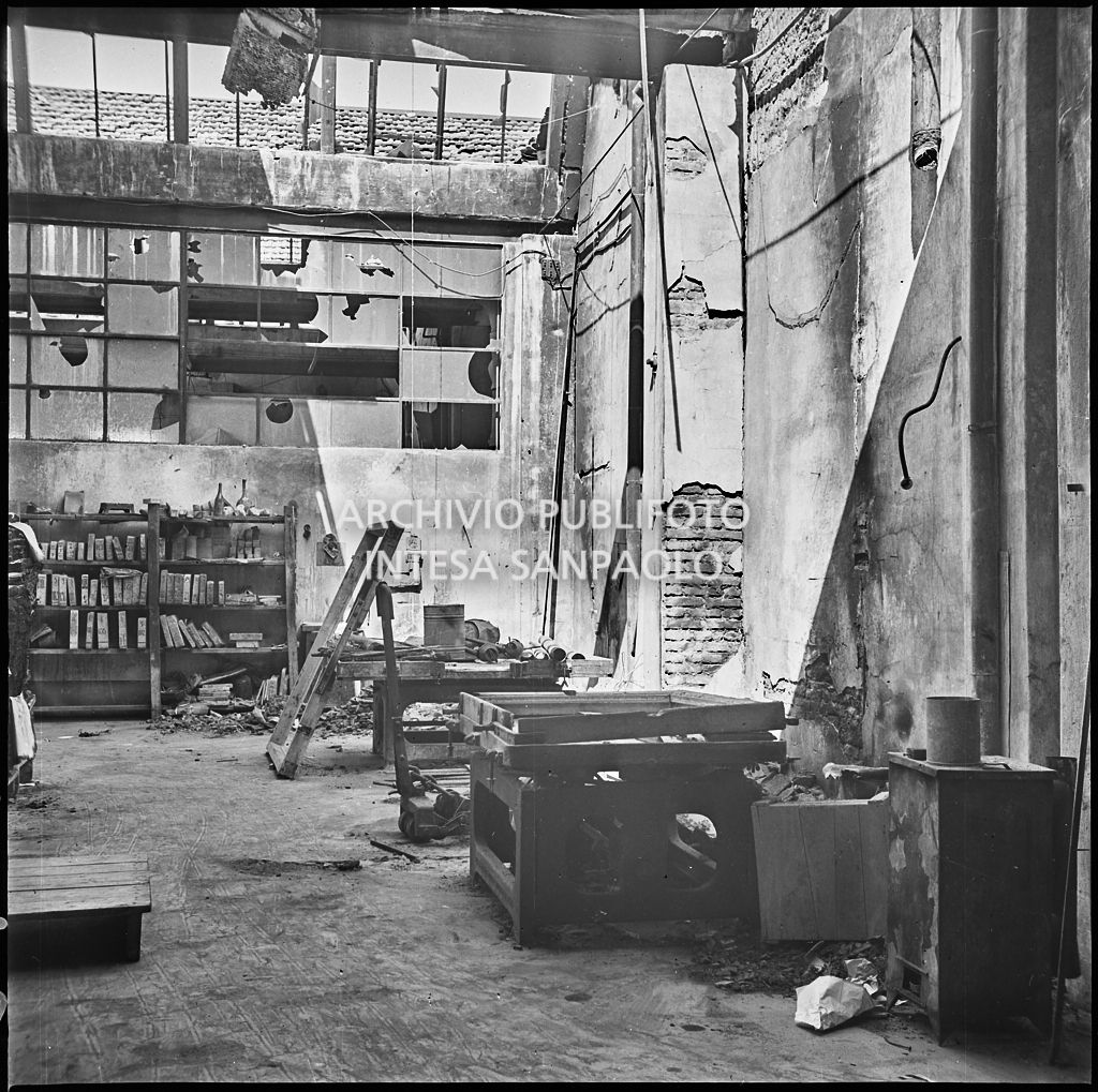 Lo stabilimento tipo-cromo-litografico della Società Anonima Parini Vanoni & C, in via Bezzecca a Milano, gravemente danneggiato dai bombardamenti