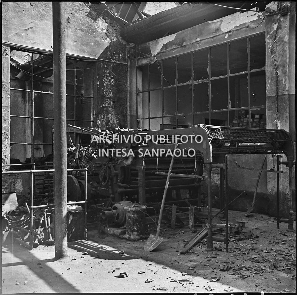 Lo stabilimento tipo-cromo-litografico della Società Anonima Parini Vanoni & C., in via Bezzecca a Milano, gravemente danneggiato dai bombardamenti