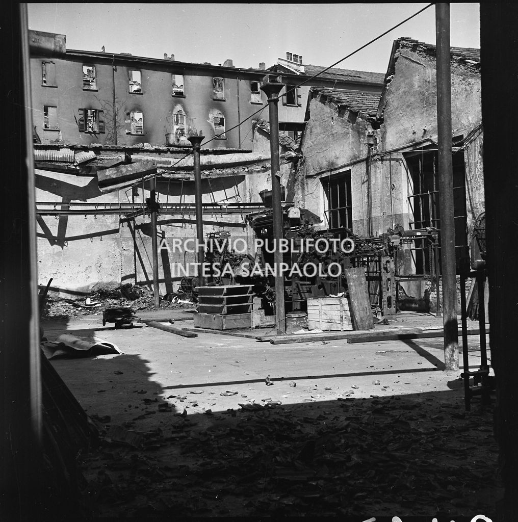 Lo stabilimento tipo-cromo-litografico della Società Anonima Parini Vanoni & C., in via Bezzecca a Milano, gravemente danneggiato dai bombardamenti