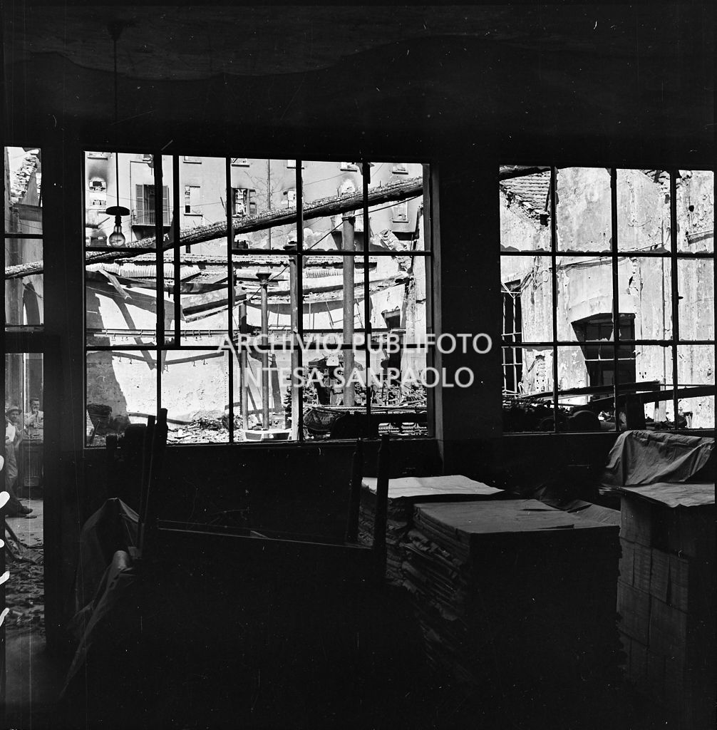 Interno dello stabilimento tipo-cromo-litografico della Società Anonima Parini Vanoni & C., in via Bezzecca a Milano, gravemente danneggiato dai bombardamenti