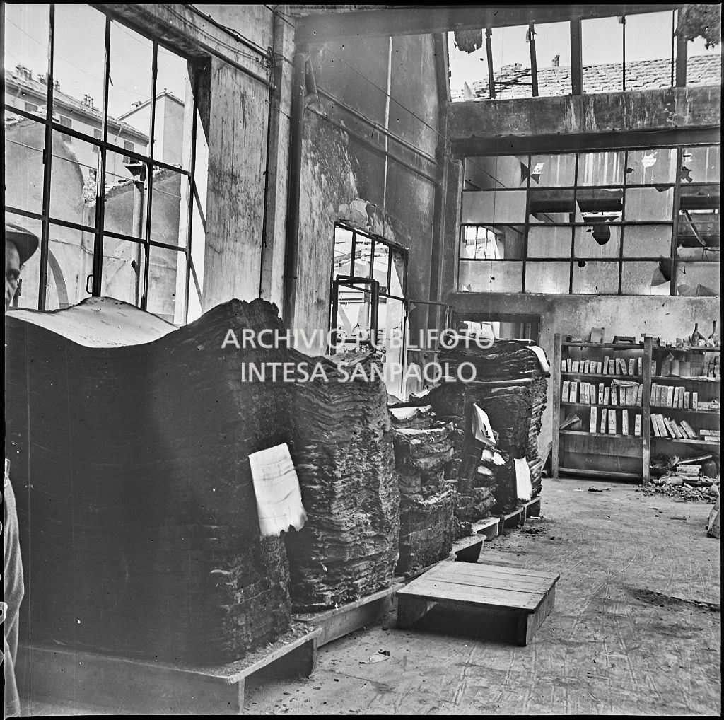 Interno dello stabilimento tipo-cromo-litografico della Società Anonima Parini Vanoni & C., in via Bezzecca a Milano, gravemente danneggiato dai bombardamenti