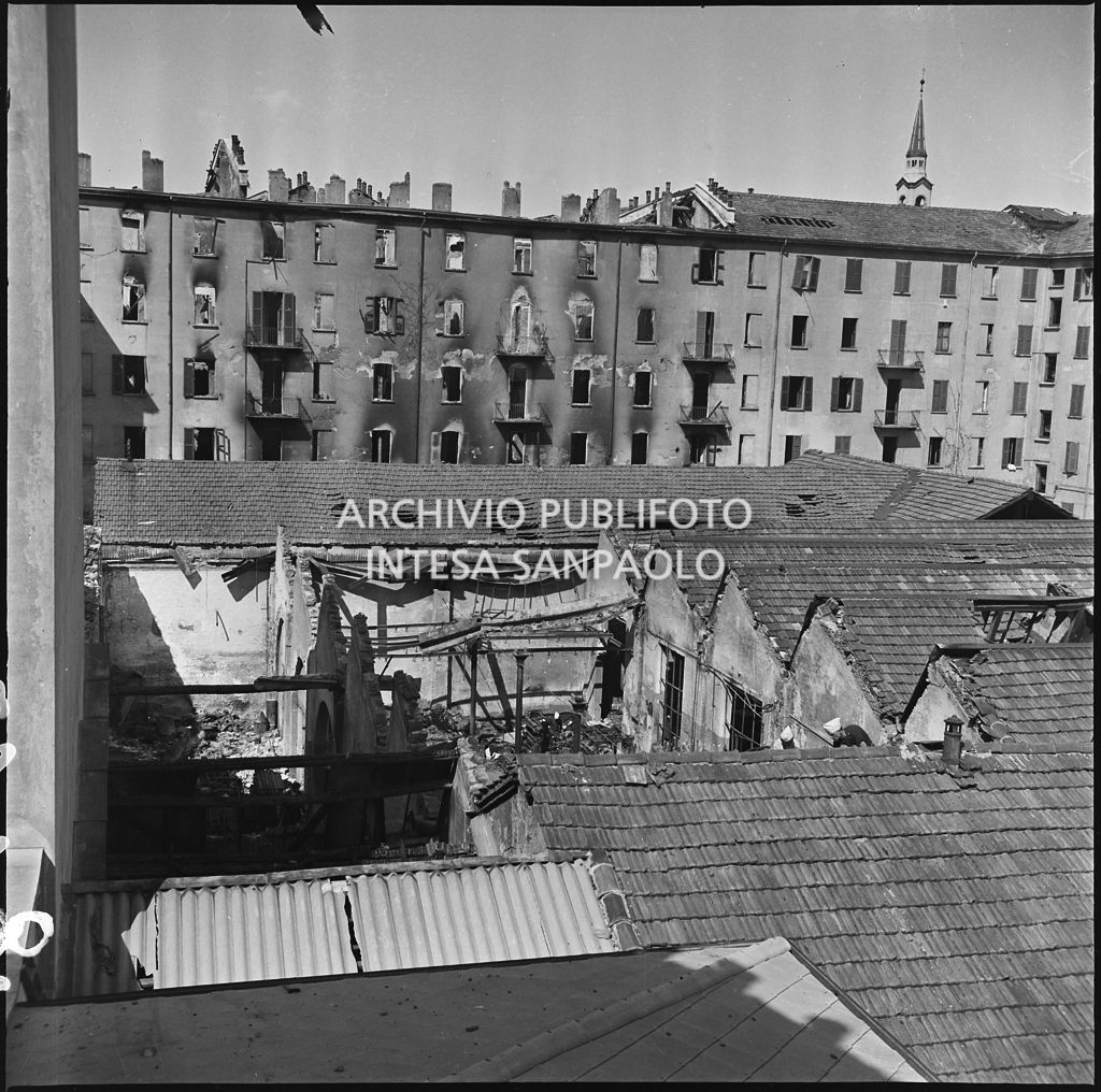 Vista dall'alto del tetto sfondato dai bombardamenti dello stabilimento tipo-cromo-litografico della Società Anonima Parini Vanoni & C., in via Bezzecca a Milano