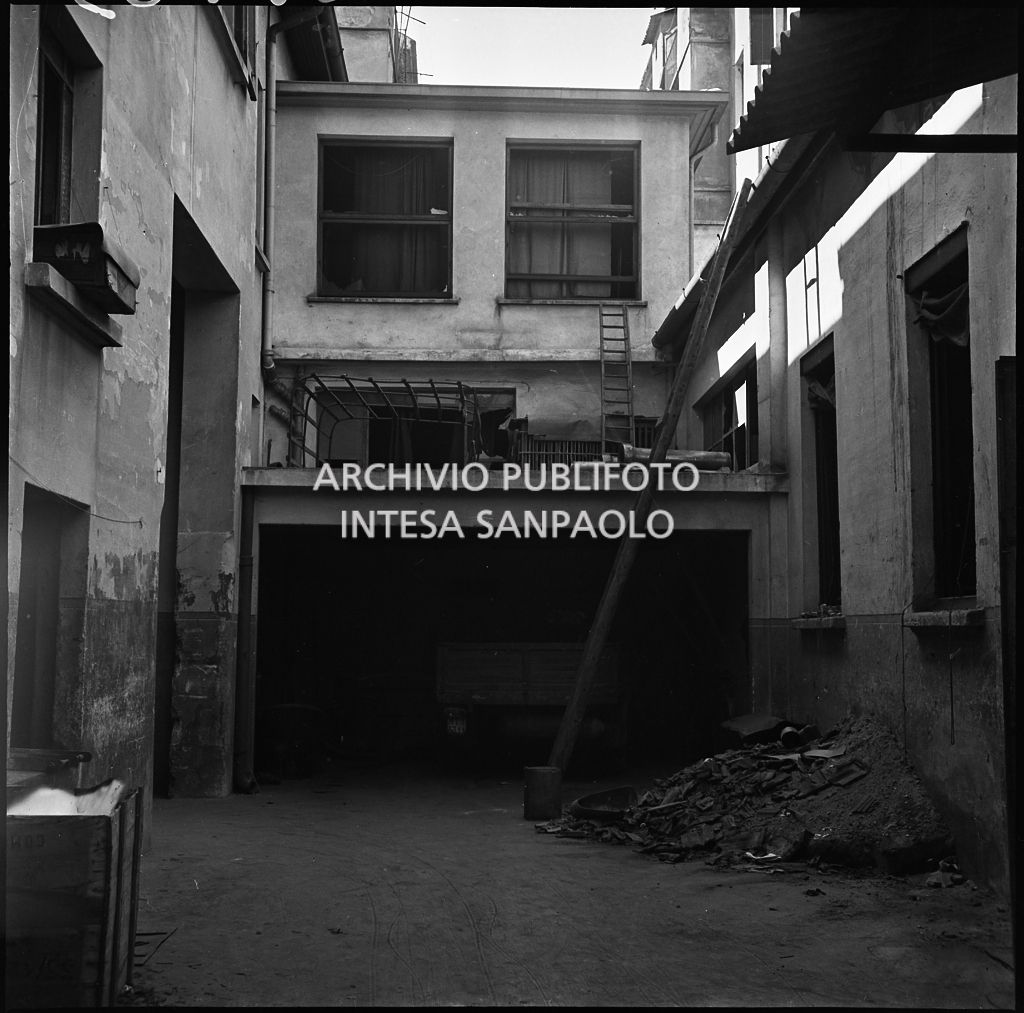 Cortile dello stabilimento tipo-cromo-litografico della Società Anonima Parini Vanoni & C., in via Bezzecca a Milano, danneggiato dai bombardamenti