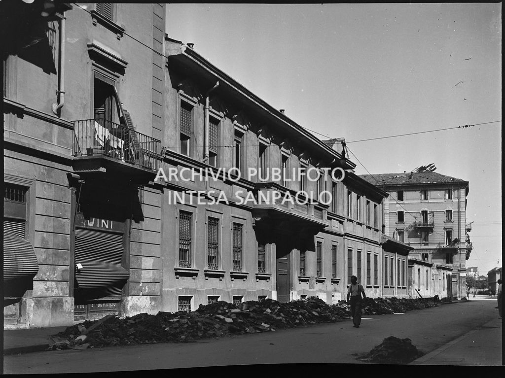 Scorcio di via Bezzecca a Milano dopo i bombardamenti. Al civico 5 aveva sede lo stabilimento tipo-cromo-litografico della Società Anonima Parini Vanoni & C.