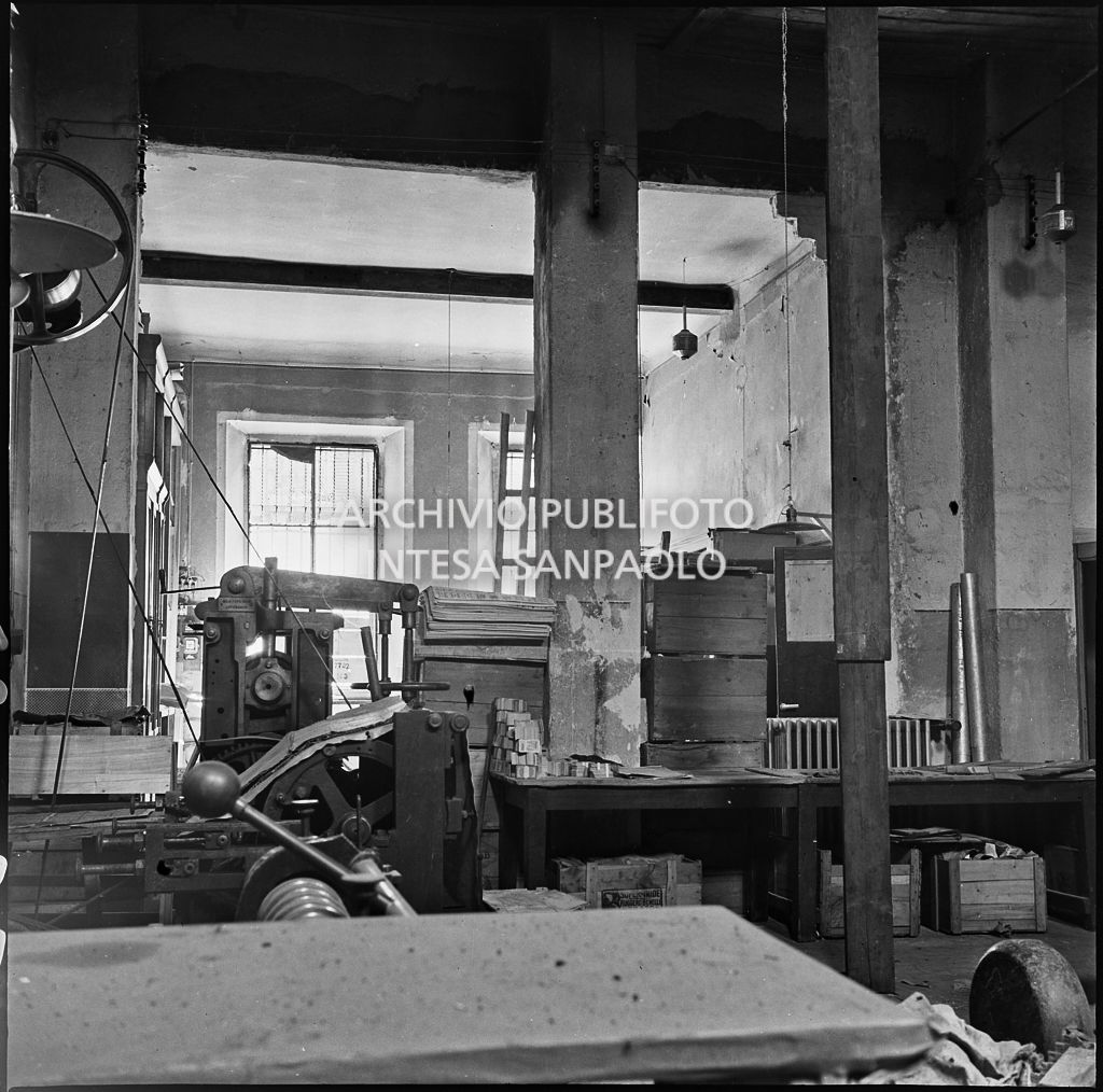 Macchinari all'interno dello stabilimento tipo-cromo-litografico della Società Anonima Parini Vanoni & C., in via Bezzecca a Milano, danneggiato dai bombardamenti