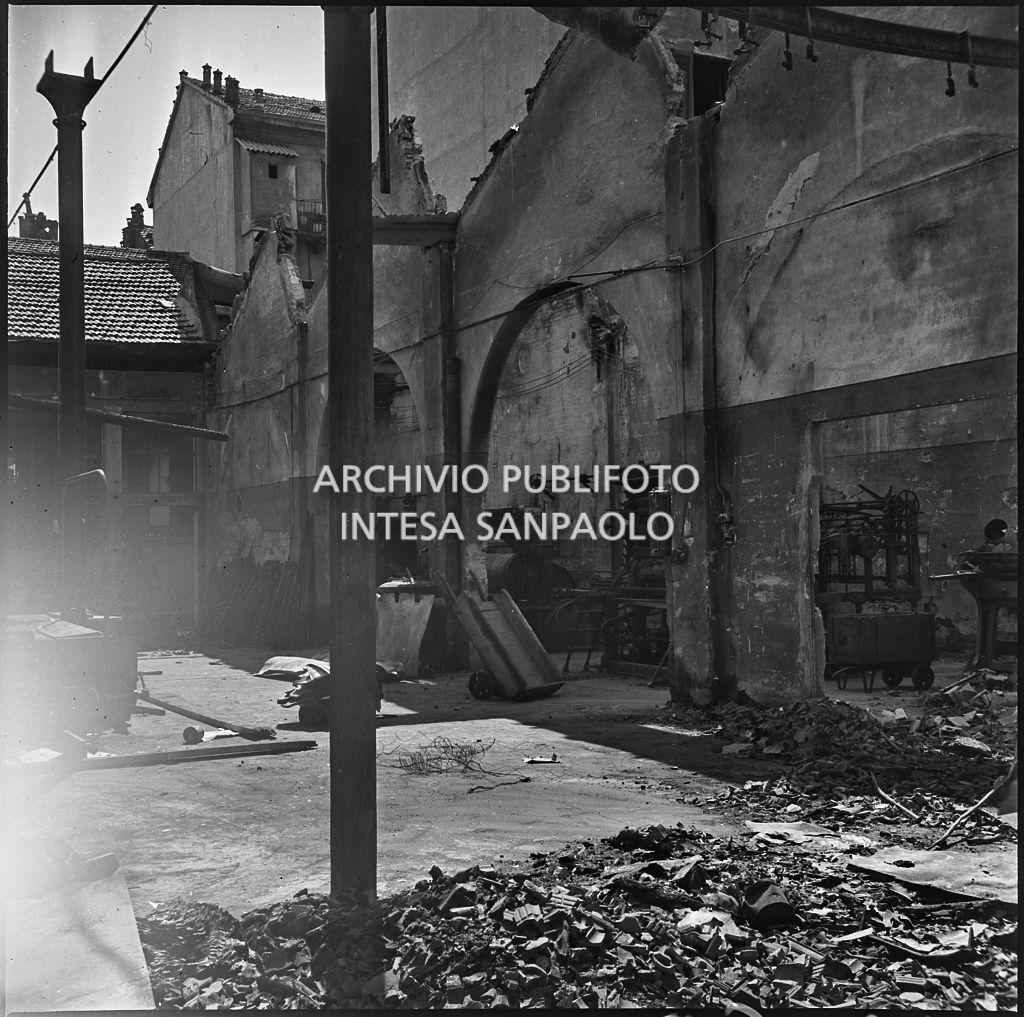 Lo stabilimento tipo-cromo-litografico della Società Anonima Parini Vanoni & C., in via Bezzecca a Milano, gravemente danneggiato dai bombardamenti