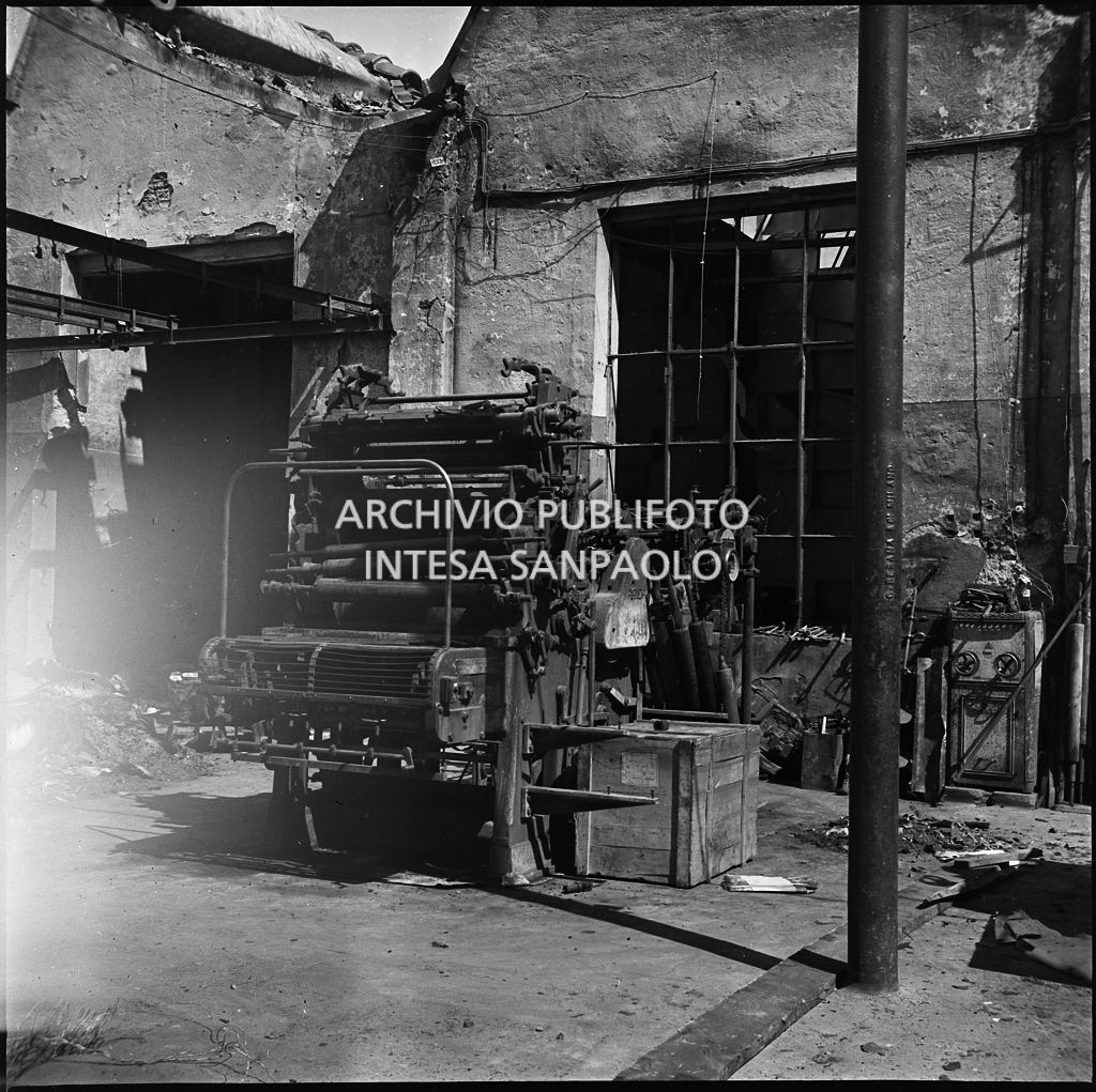 Macchinari all'interno dello stabilimento tipo-cromo-litografico della Società Anonima Parini Vanoni & C., in via Bezzecca a Milano, danneggiato dai bombardamenti