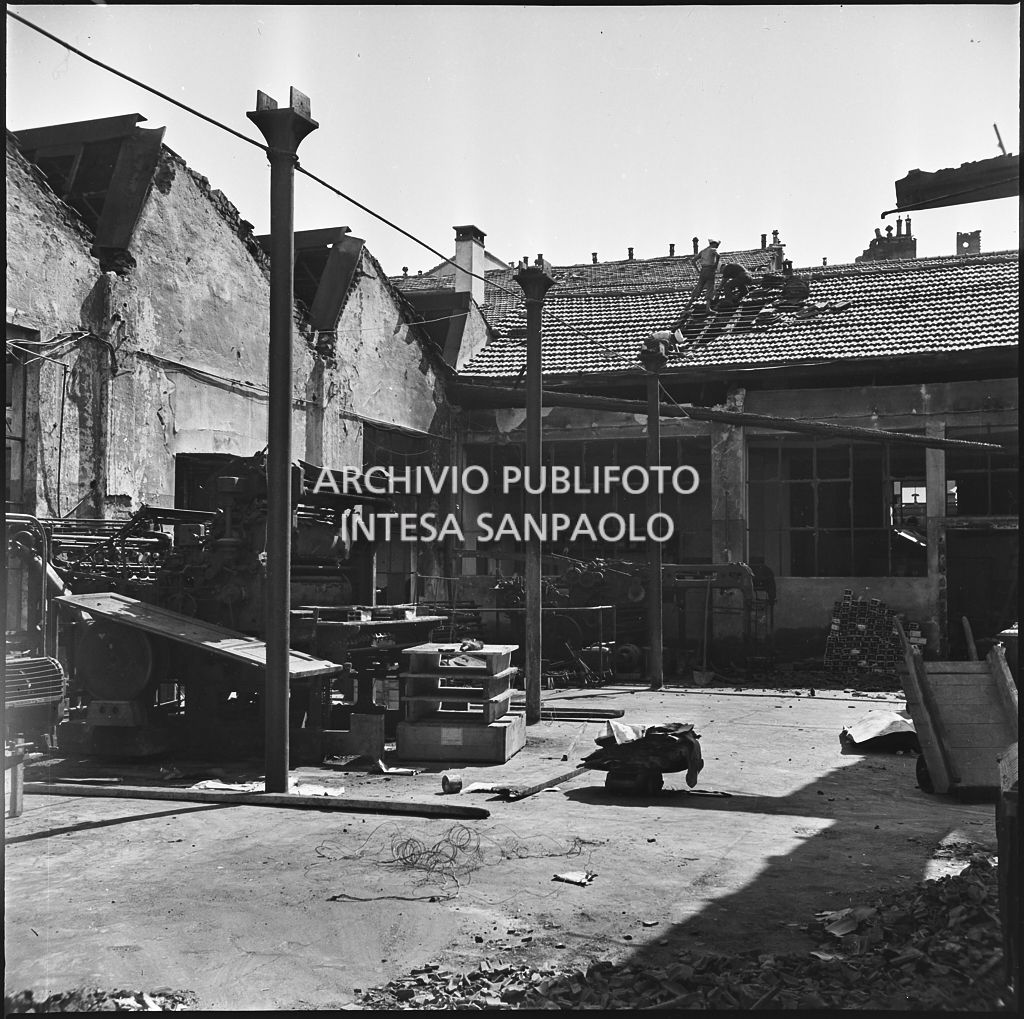 Macchinari all'interno dello stabilimento tipo-cromo-litografico della Società Anonima Parini Vanoni & C., in via Bezzecca a Milano, danneggiato dai bombardamenti