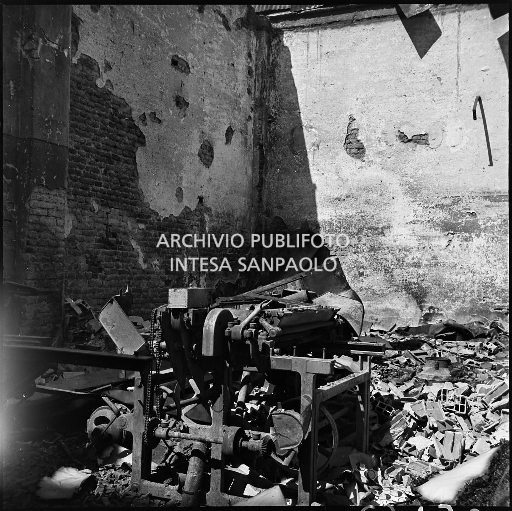 Macchinari all'interno dello stabilimento tipo-cromo-litografico della Società Anonima Parini Vanoni & C., in via Bezzecca a Milano, danneggiato dai bombardamenti