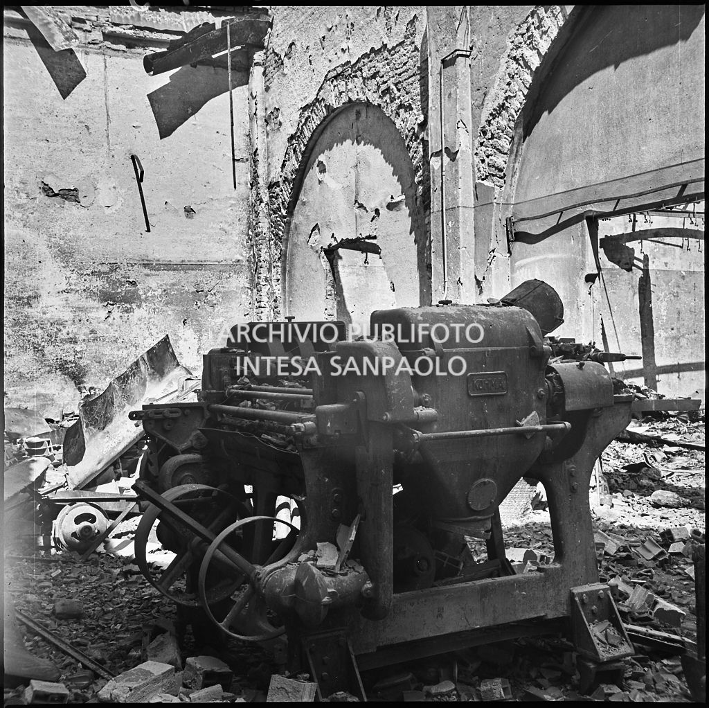 Macchinari all'interno dello stabilimento tipo-cromo-litografico della Società Anonima Parini Vanoni & C., in via Bezzecca a Milano, danneggiato dai bombardamenti