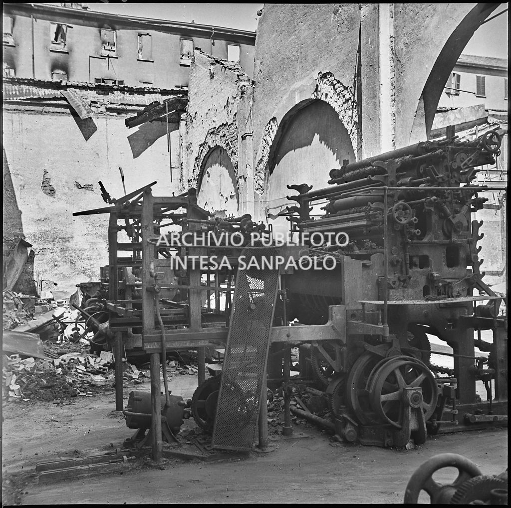 Macchinari all'interno dello stabilimento tipo-cromo-litografico della Società Anonima Parini Vanoni & C., in via Bezzecca a Milano, danneggiato dai bombardamenti