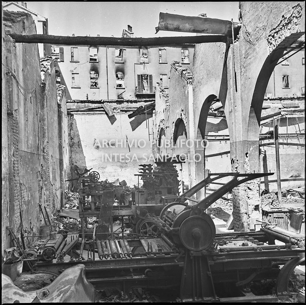 Macchinari all'interno dello stabilimento tipo-cromo-litografico della Società Anonima Parini Vanoni & C., in via Bezzecca a Milano, danneggiato dai bombardamenti