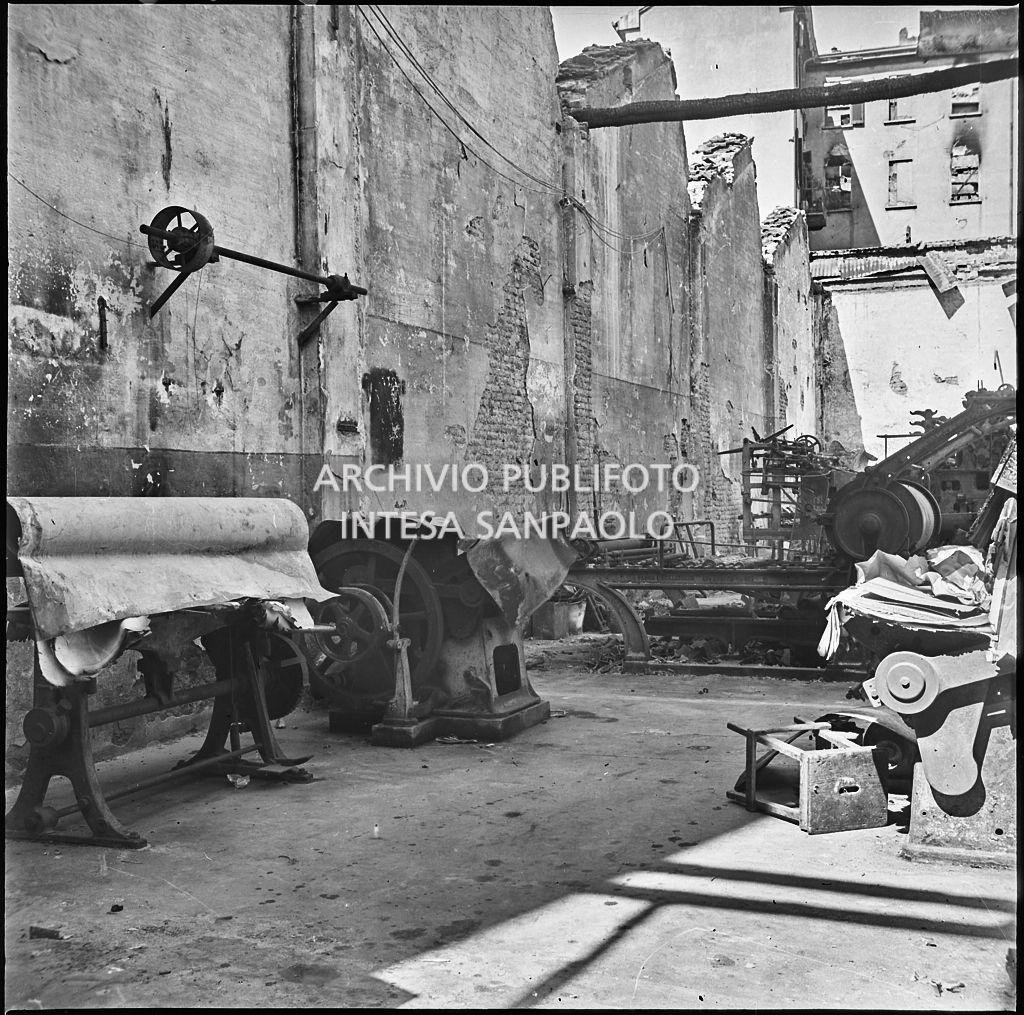 Macchinari all'interno dello stabilimento tipo-cromo-litografico della Società Anonima Parini Vanoni & C., in via Bezzecca a Milano, danneggiato dai bombardamenti