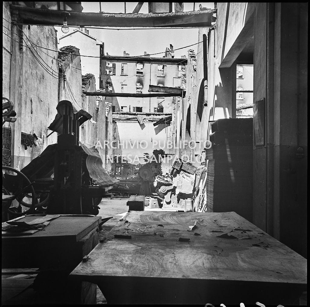 Macchinari all'interno dello stabilimento tipo-cromo-litografico della Società Anonima Parini Vanoni & C., in via Bezzecca a Milano, danneggiato dai bombardamenti