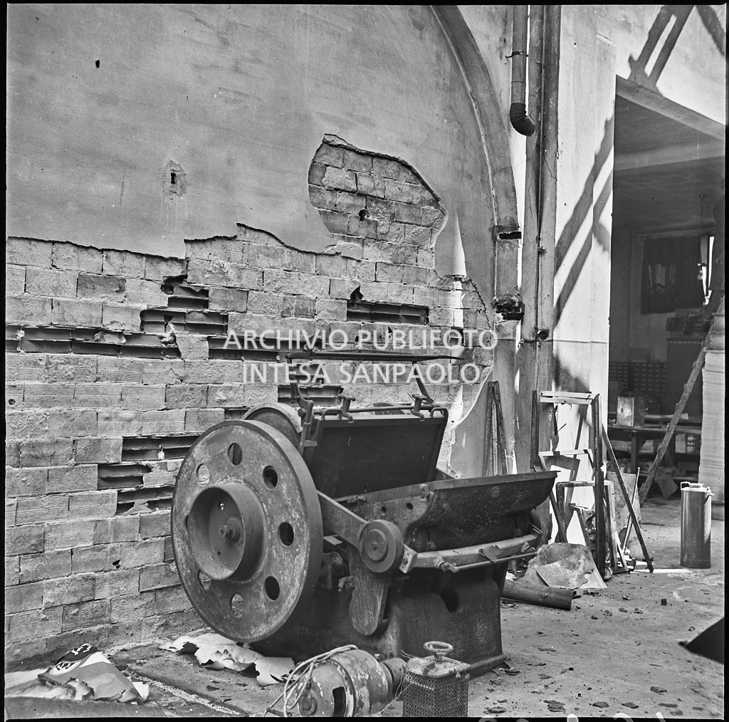 Macchinari all'interno dello stabilimento tipo-cromo-litografico della Società Anonima Parini Vanoni & C., in via Bezzecca a Milano, danneggiato dai bombardamenti