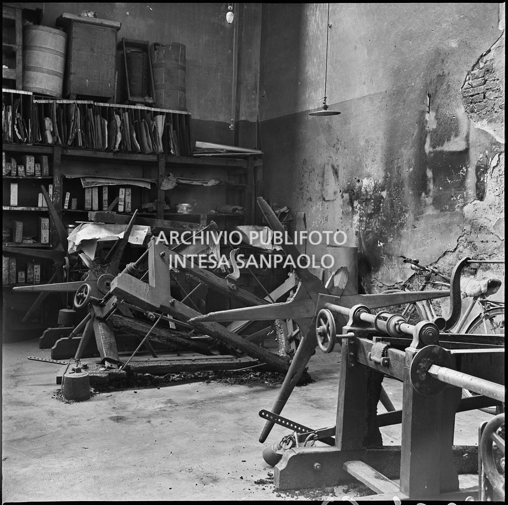 Lo stabilimento tipo-cromo-litografico della Società Anonima Parini Vanoni & C., in via Bezzecca a Milano, gravemente danneggiato dai bombardamenti