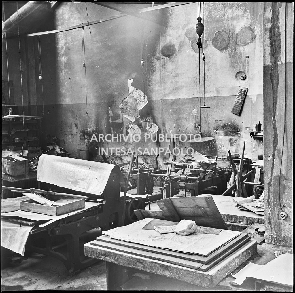 Lo stabilimento tipo-cromo-litografico della Società Anonima Parini Vanoni & C., in via Bezzecca a Milano, gravemente danneggiato dai bombardamenti