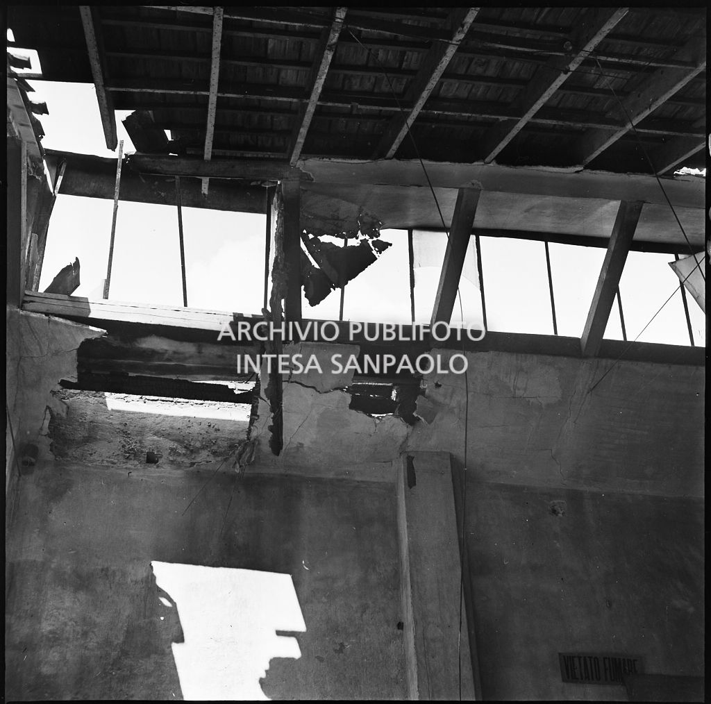 Particolare del tetto dello stabilimento tipo-cromo-litografico della Società Anonima Parini Vanoni & C., in via Bezzecca a Milano, danneggiato dai bombardamenti