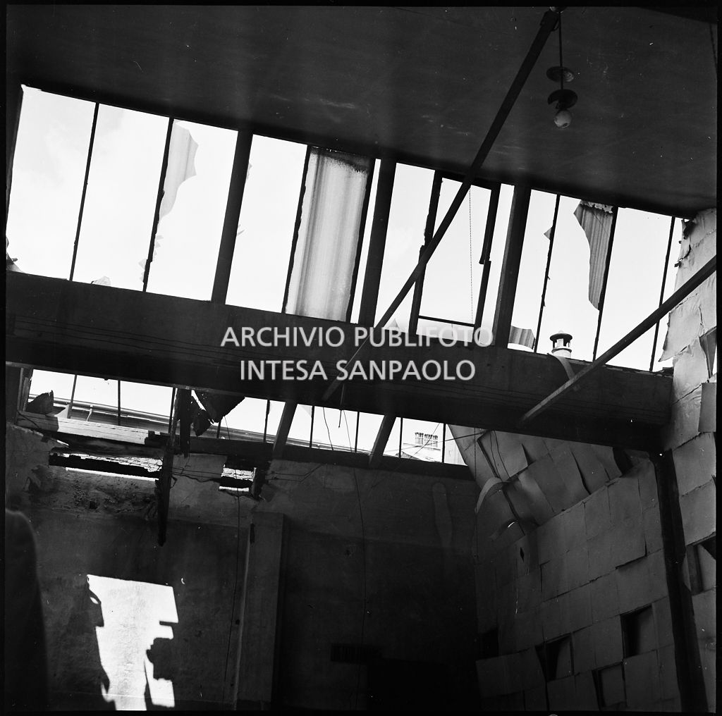 Particolare del tetto dello stabilimento tipo-cromo-litografico della Società Anonima Parini Vanoni & C., in via Bezzecca a Milano, danneggiato dai bombardamenti