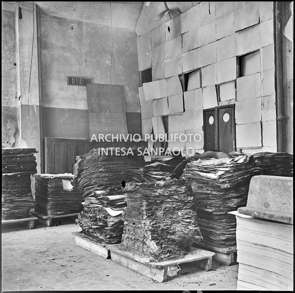 Interno dello stabilimento tipo-cromo-litografico della Società Anonima Parini Vanoni & C., in via Bezzecca a Milano, gravemente danneggiato dai bombardamenti