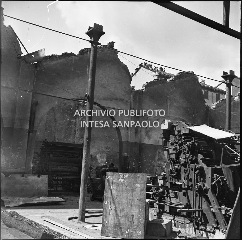 Macchinari all'interno dello stabilimento tipo-cromo-litografico della Società Anonima Parini Vanoni & C., in via Bezzecca a Milano, danneggiato dai bombardamenti