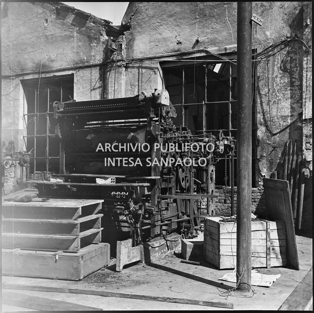 Macchinari all'interno dello stabilimento tipo-cromo-litografico della Società Anonima Parini Vanoni & C., in via Bezzecca a Milano, danneggiato dai bombardamenti