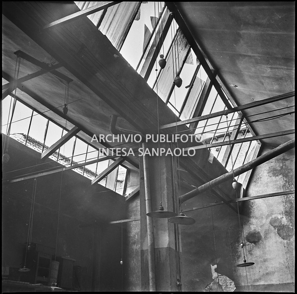 Particolare del tetto dello stabilimento tipo-cromo-litografico della Società Anonima Parini Vanoni & C., in via Bezzecca a Milano, danneggiato dai bombardamenti