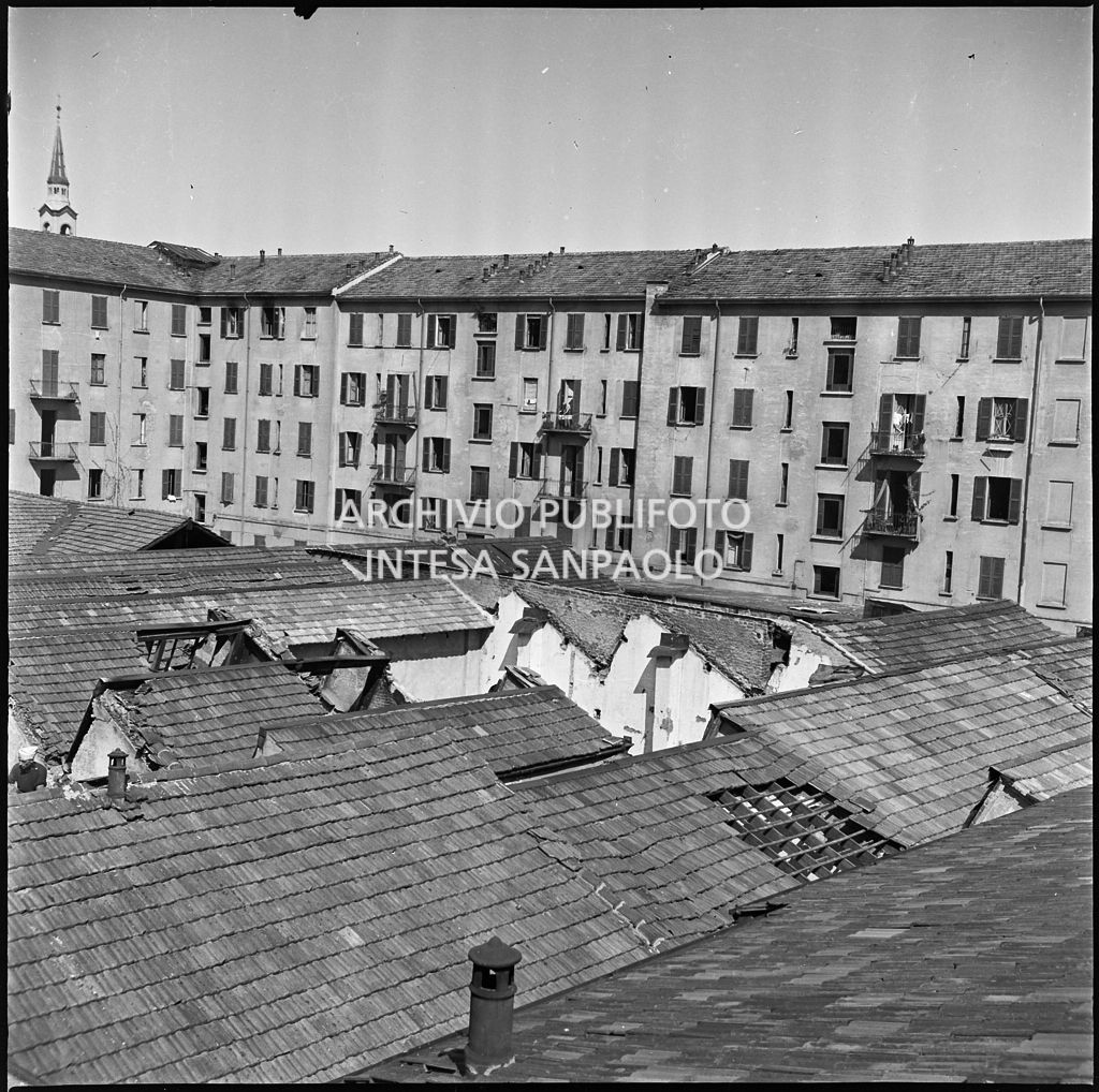 Vista dall'alto del tetto sfondato dai bombardamenti dello stabilimento tipo-cromo-litografico della Società Anonima Parini Vanoni & C., in via Bezzecca a Milano