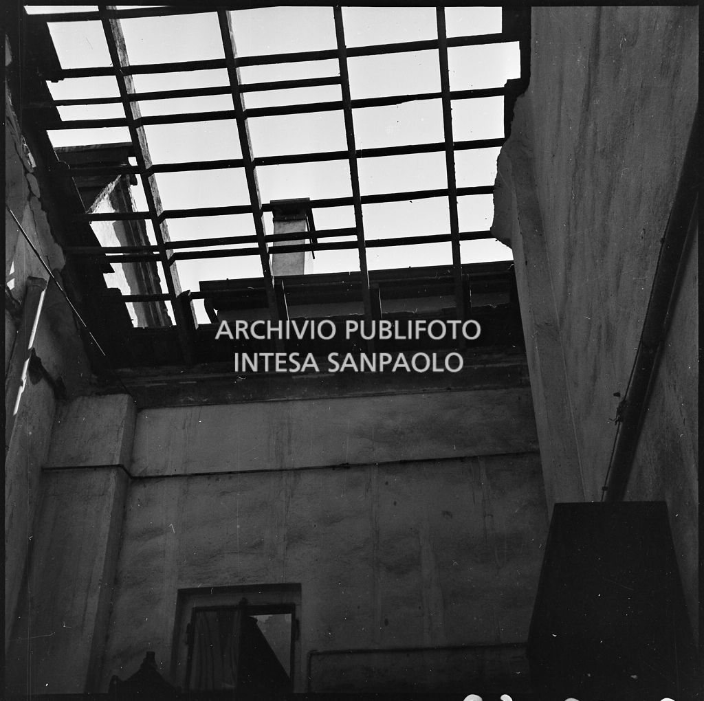 Particolare del tetto dello stabilimento tipo-cromo-litografico della Società Anonima Parini Vanoni & C., in via Bezzecca a Milano, danneggiato dai bombardamenti