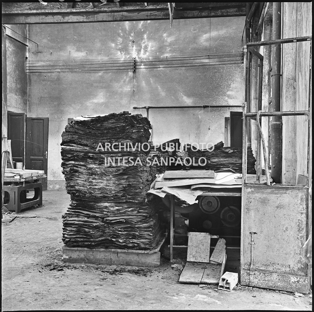 Interno dello stabilimento tipo-cromo-litografico della Società Anonima Parini Vanoni & C., in via Bezzecca a Milano, gravemente danneggiato dai bombardamenti
