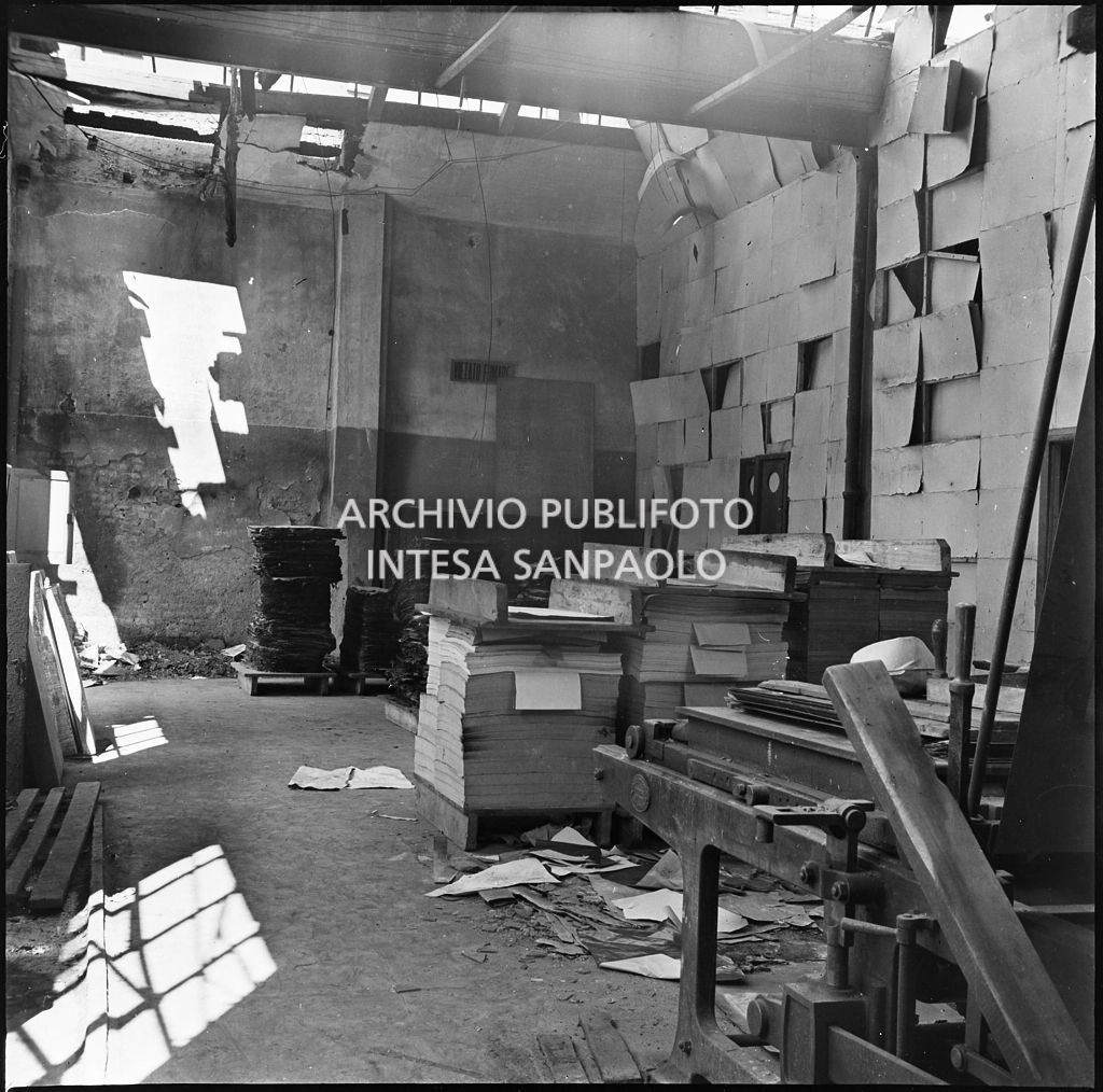 Interno dello stabilimento tipo-cromo-litografico della Società Anonima Parini Vanoni & C., in via Bezzecca a Milano, gravemente danneggiato dai bombardamenti