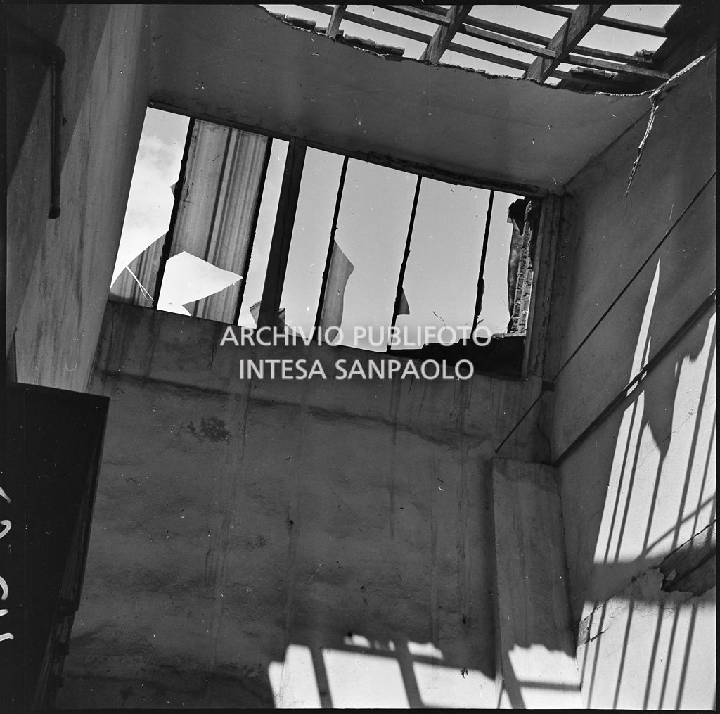 Particolare del tetto dello stabilimento tipo-cromo-litografico della Società Anonima Parini Vanoni & C., in via Bezzecca a Milano, danneggiato dai bombardamenti