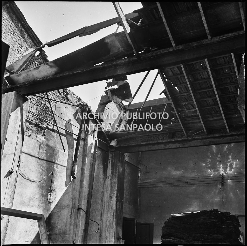 Lo stabilimento tipo-cromo-litografico della Società Anonima Parini Vanoni & C., in via Bezzecca a Milano, gravemente danneggiato dai bombardamenti
