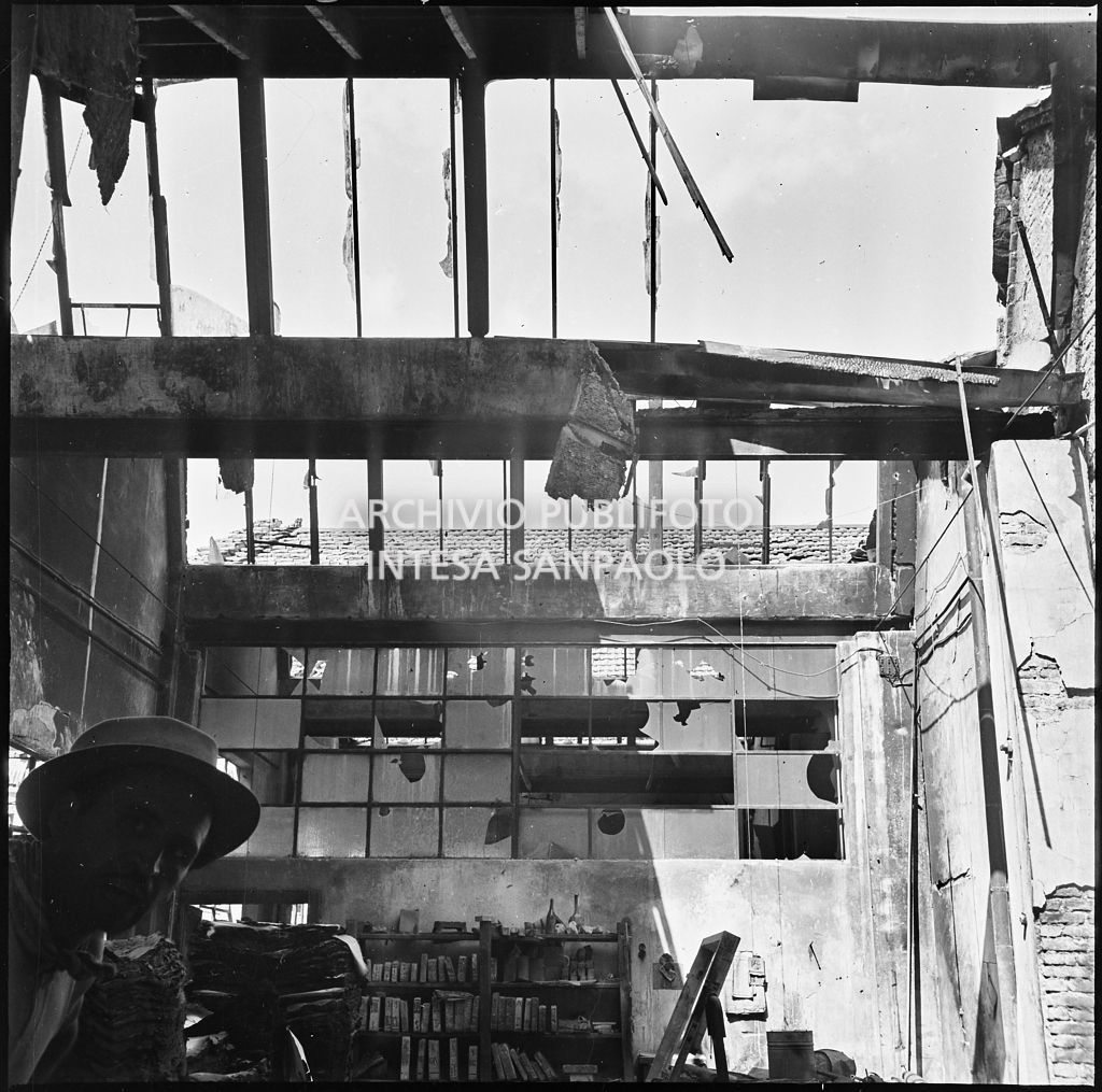 Particolare del tetto dello stabilimento tipo-cromo-litografico della Società Anonima Parini Vanoni & C., in via Bezzecca a Milano, danneggiato dai bombardamenti