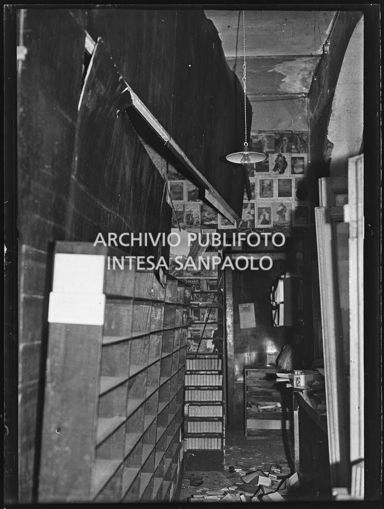 Interno dell'archivio dell'agenzia Publifoto in via Solferino 36, a Milano, danneggiato dai bombardamenti: a terra le scatole con i negativi