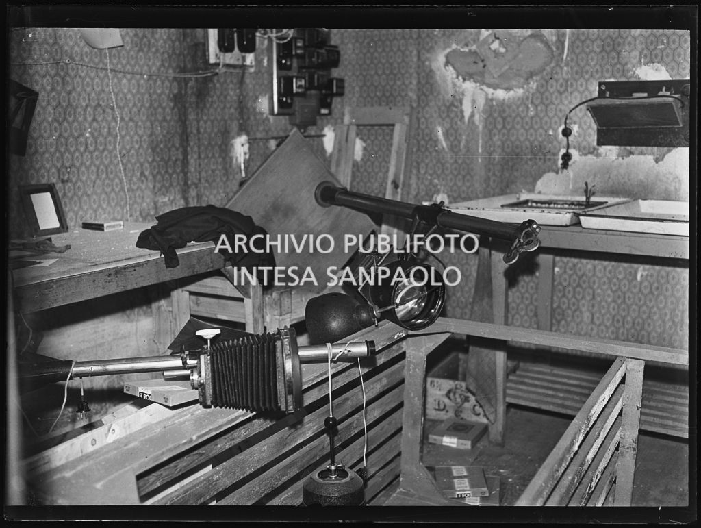 Camera oscura dell'agenzia Publifoto, in via Solferino 36 a Milano, dopo i bombardamenti, con mobili e attrezzature danneggiate e a terra