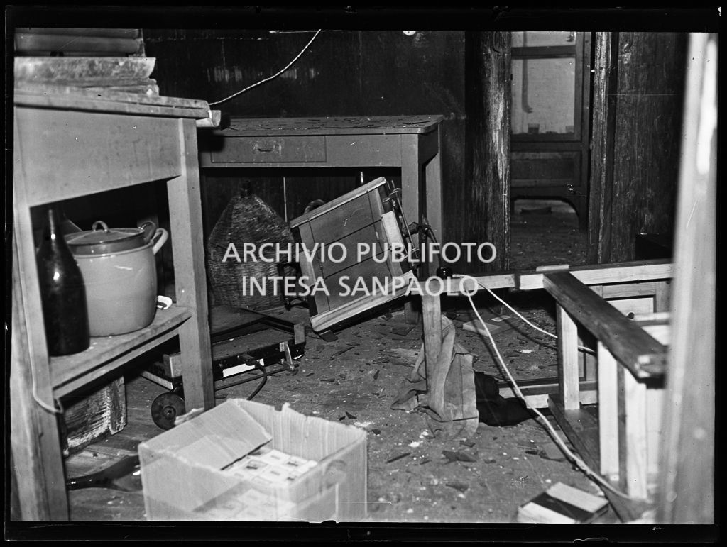 Interno dell'agenzia Publifoto, in via Solferino 36 a Milano, danneggiata dai bombardamenti