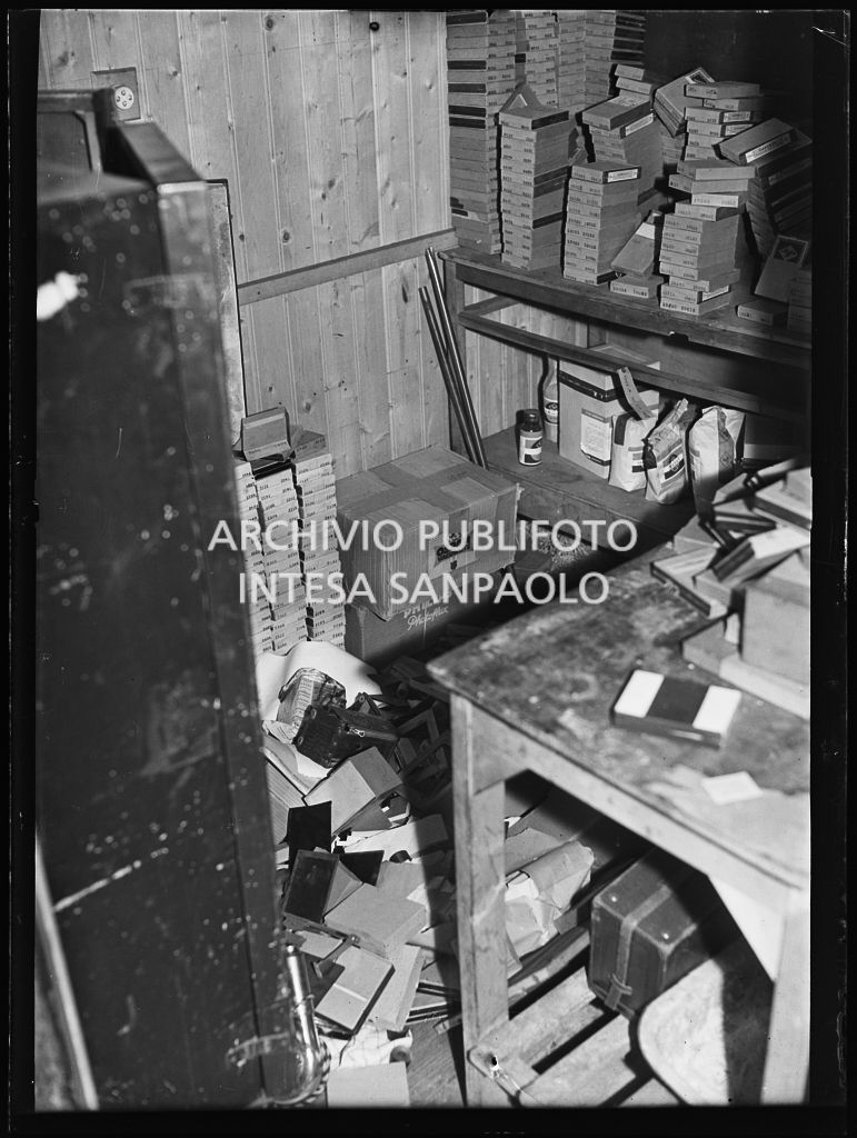 Particolare dell'interno dell'archivio dell'agenzia Publifoto in via Solferino 36, a Milano, dopo i bombardamenti: a terra le scatole dei negativi