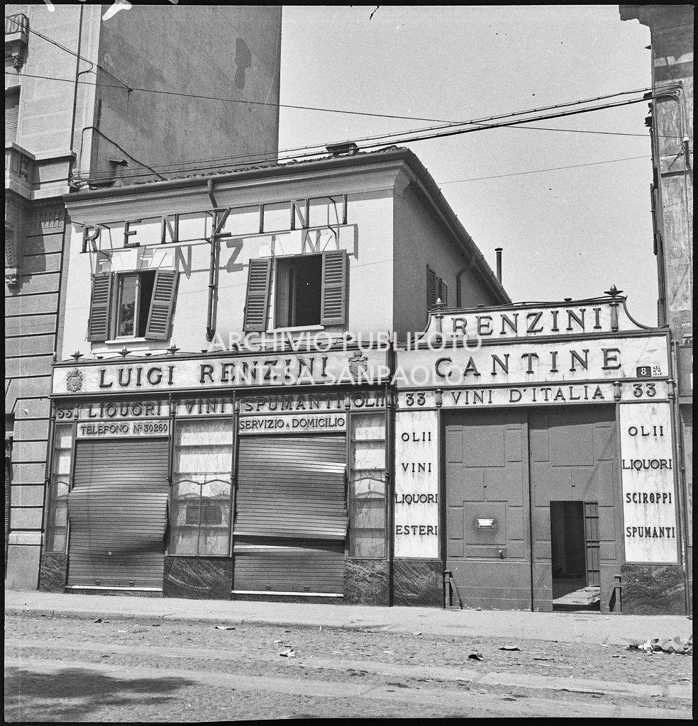 Esterno dello stabilimento dell'impresa di vini e liquori Luigi Renzini, ai Bastioni di Porta Genova (oggi viale Gabriele D'Annunzio) a Milano, danneggiato dai bombardamenti