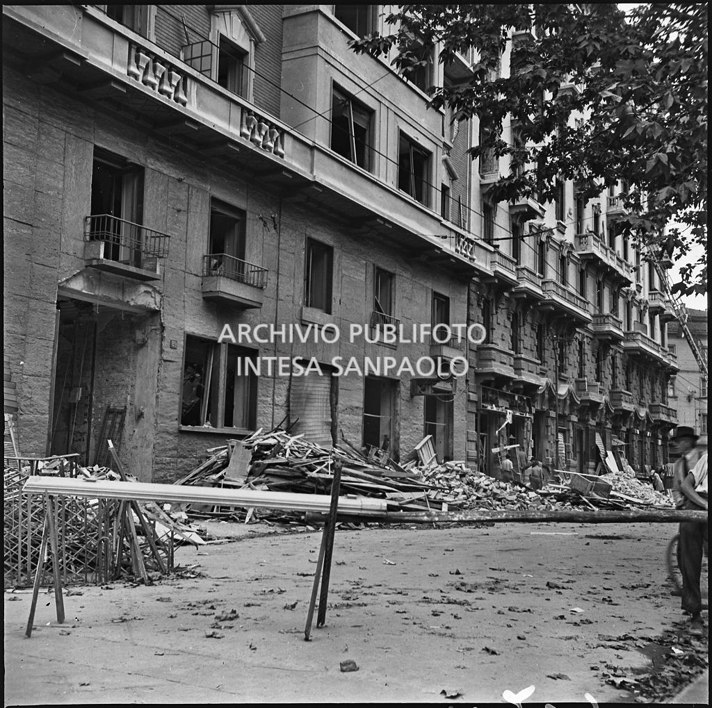 Scorcio di viale Abruzzi a Milano dopo i bombardamenti, con le macerie addossate ai lati della strada; al civico 89, qui ripreso, era ospitata una delle sedi della impresa di vini e liquori Luigi Renzini