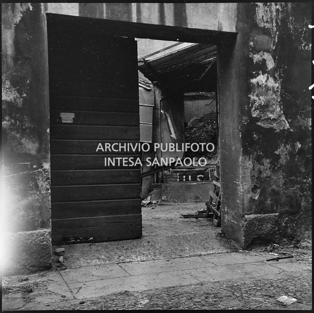Ingresso merci della ditta R. Romanelli, a Milano, che produceva copertoni e tendoni impermeabili, gravemente danneggiato dai bombardamenti