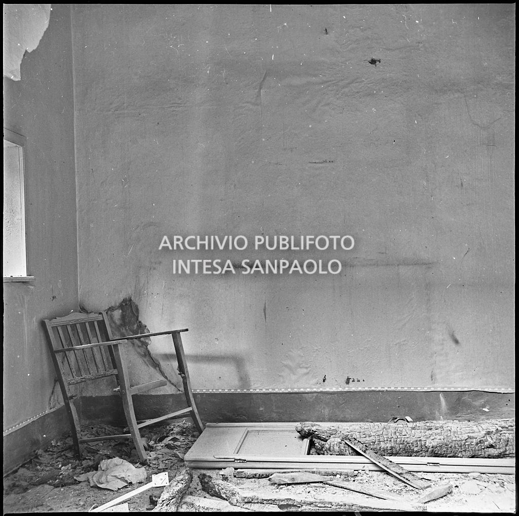 Interno di un locale della ditta R. Romanelli, a Milano, che produceva copertoni e tendoni impermeabili, gravemente danneggiato dai bombardamenti; sulla sinistra una sedia