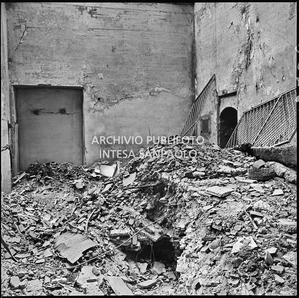 Macerie all'interno della ditta R. Romanelli, a Milano, che produceva copertoni e tendoni impermeabili, gravemente danneggiata dai bombardamenti